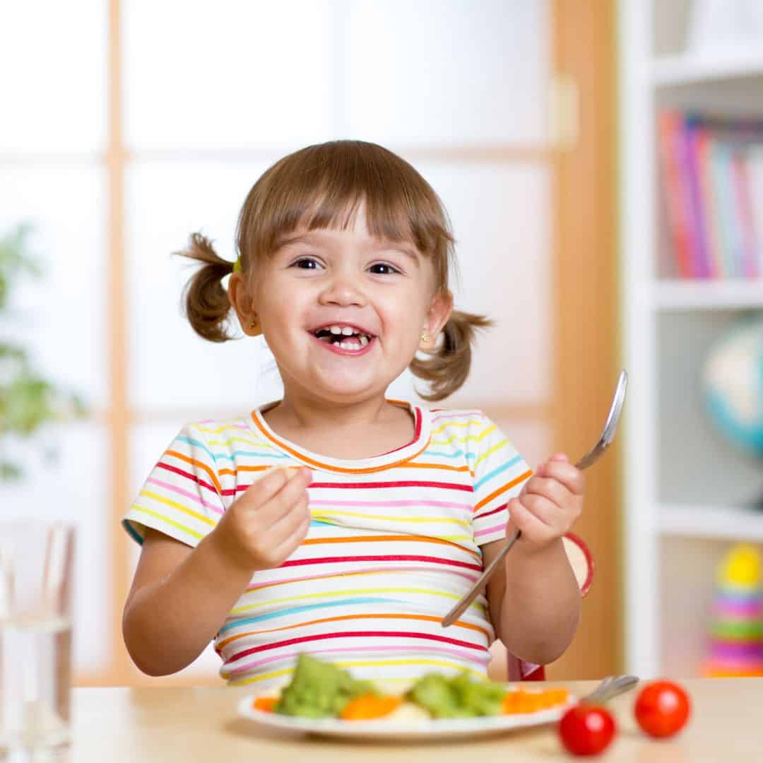 niña comiendo verduras