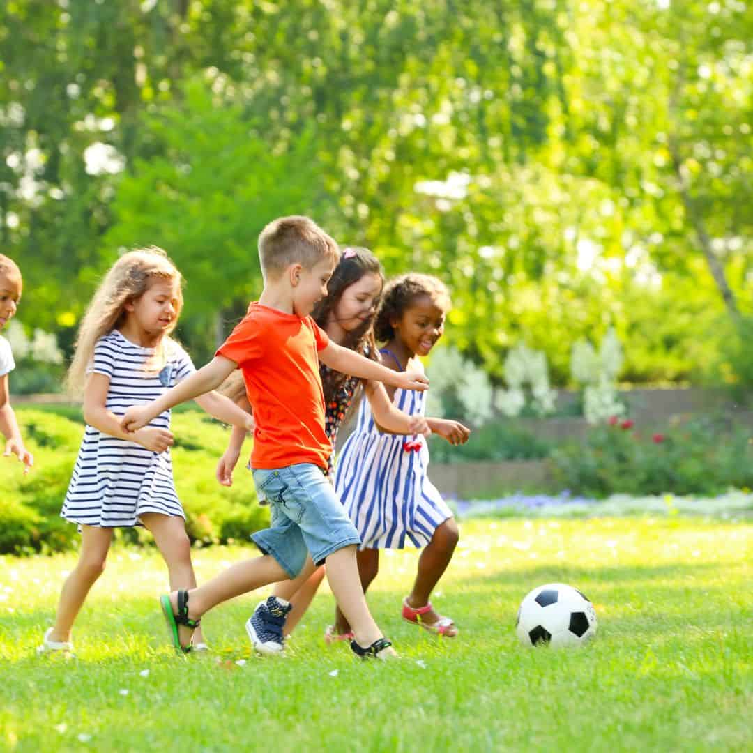 niños jugando futbol afuera